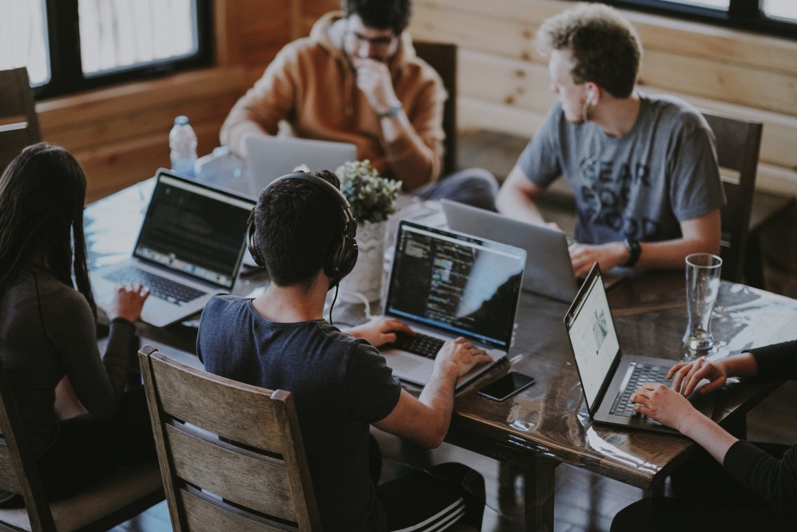 Equipo de Luxem trabajando en un proyecto de automatización